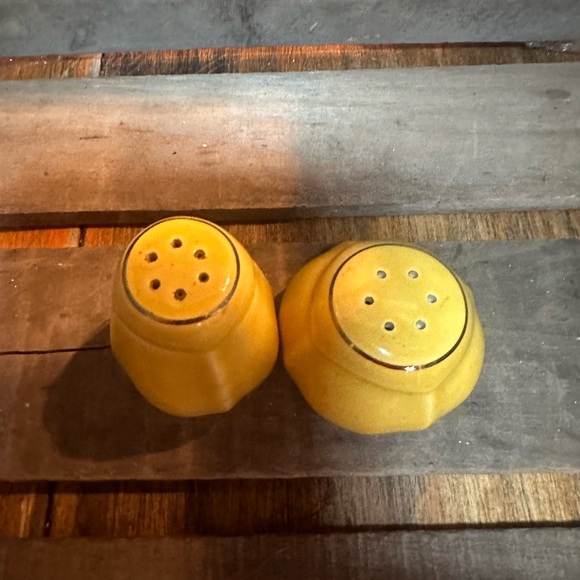 Vintage Paden City Pottery Minion Mandarín Yellow  1950s Salt & Pepper Shakers - Picture 4 of 8